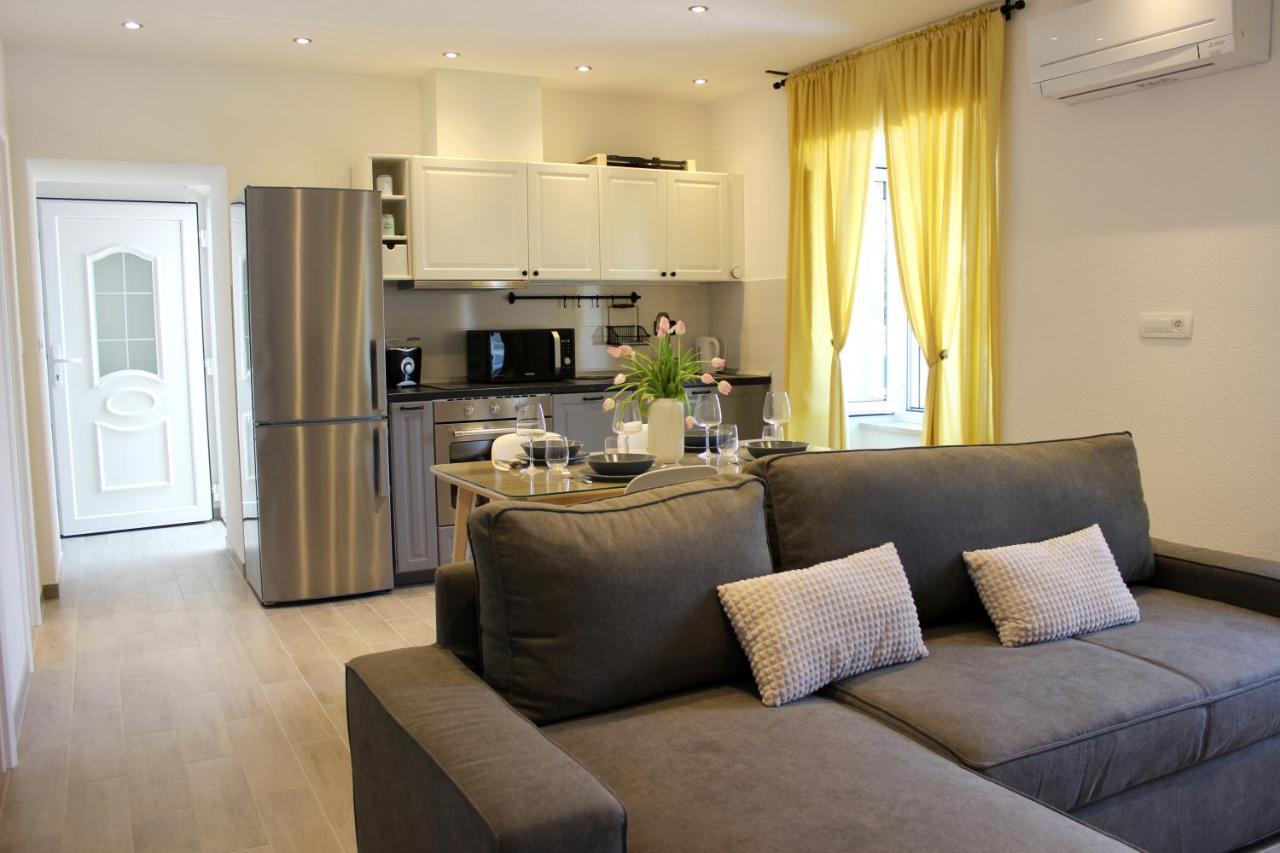 The View Apartment Pucisca Bagian luar foto