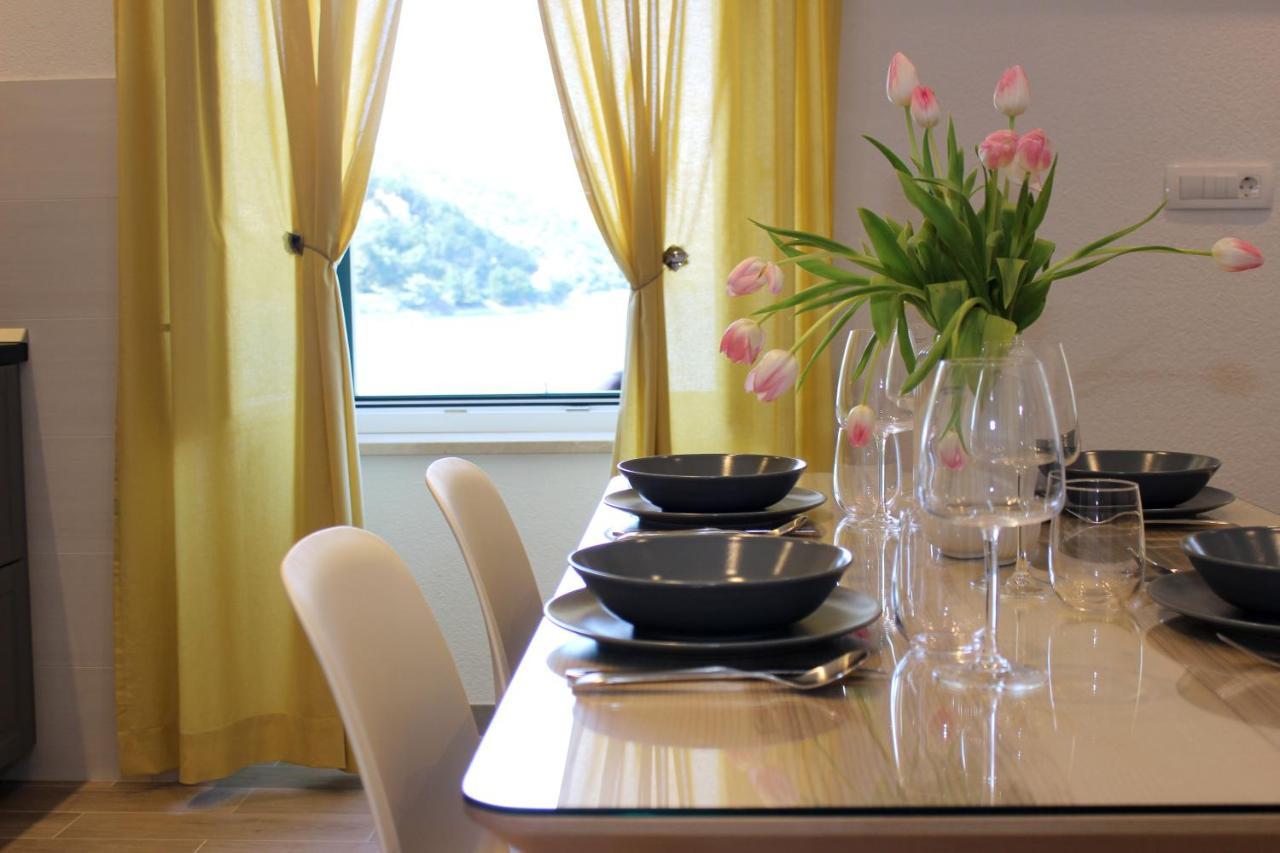 The View Apartment Pucisca Bagian luar foto