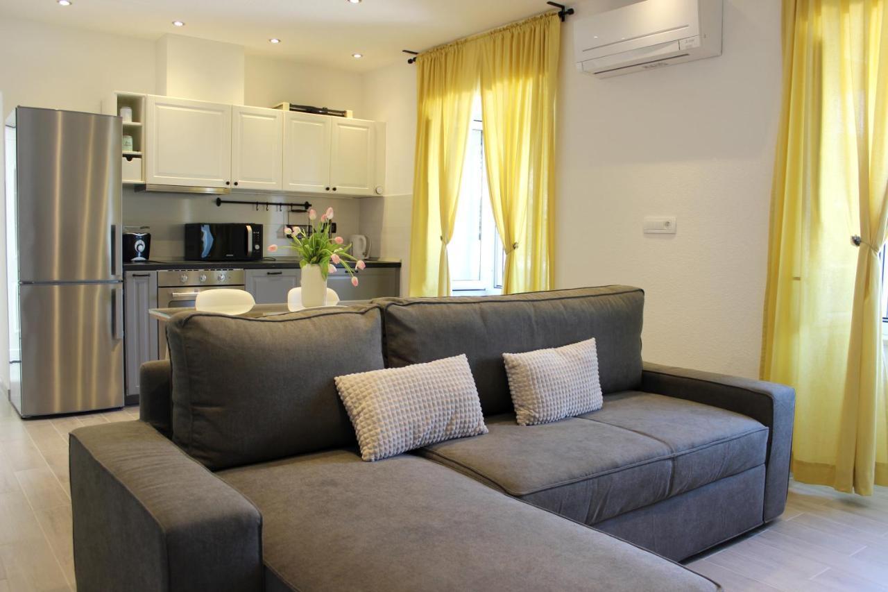 The View Apartment Pucisca Bagian luar foto