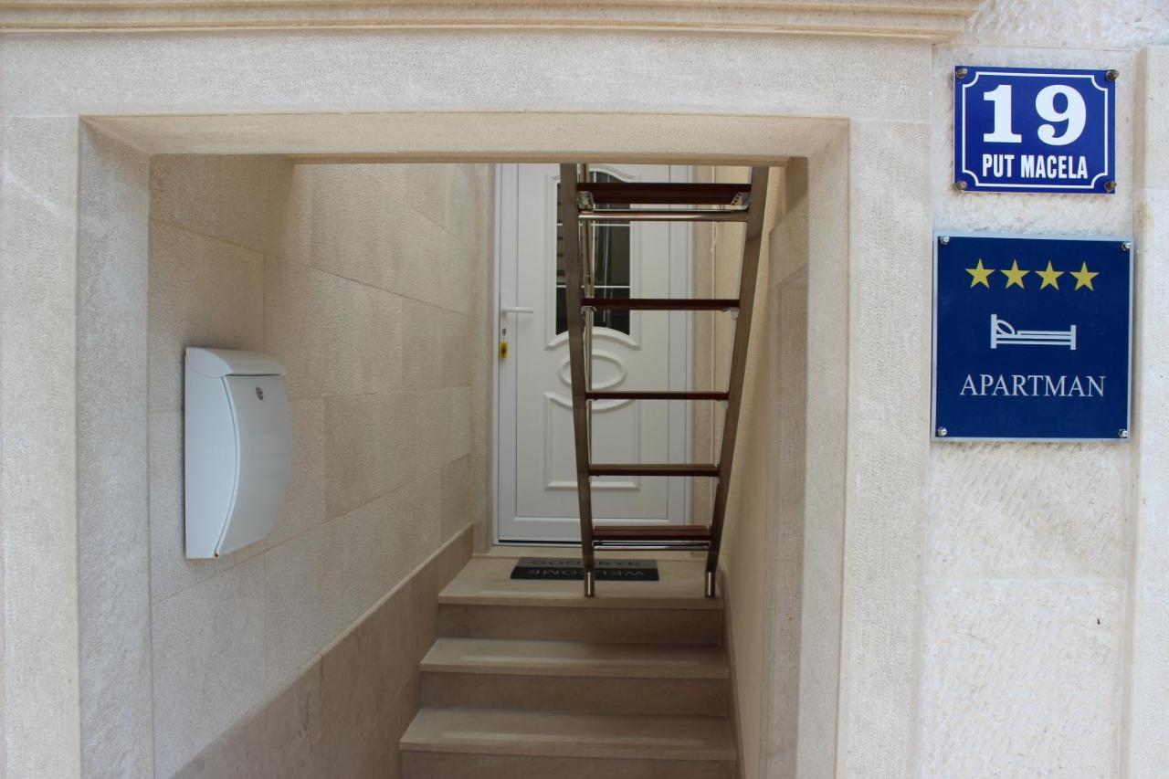 The View Apartment Pucisca Bagian luar foto